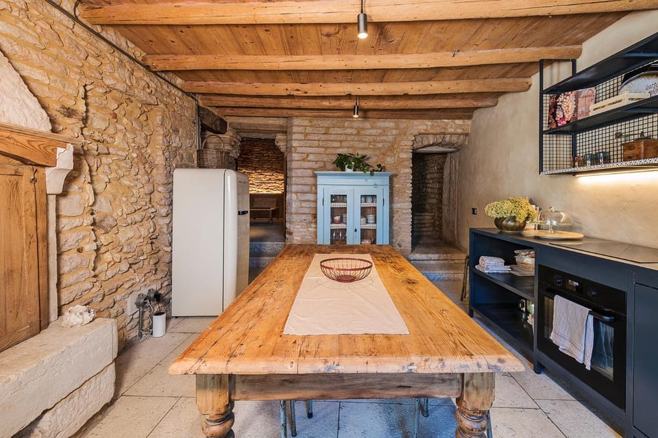 Kitchen or kitchenette, Dining area