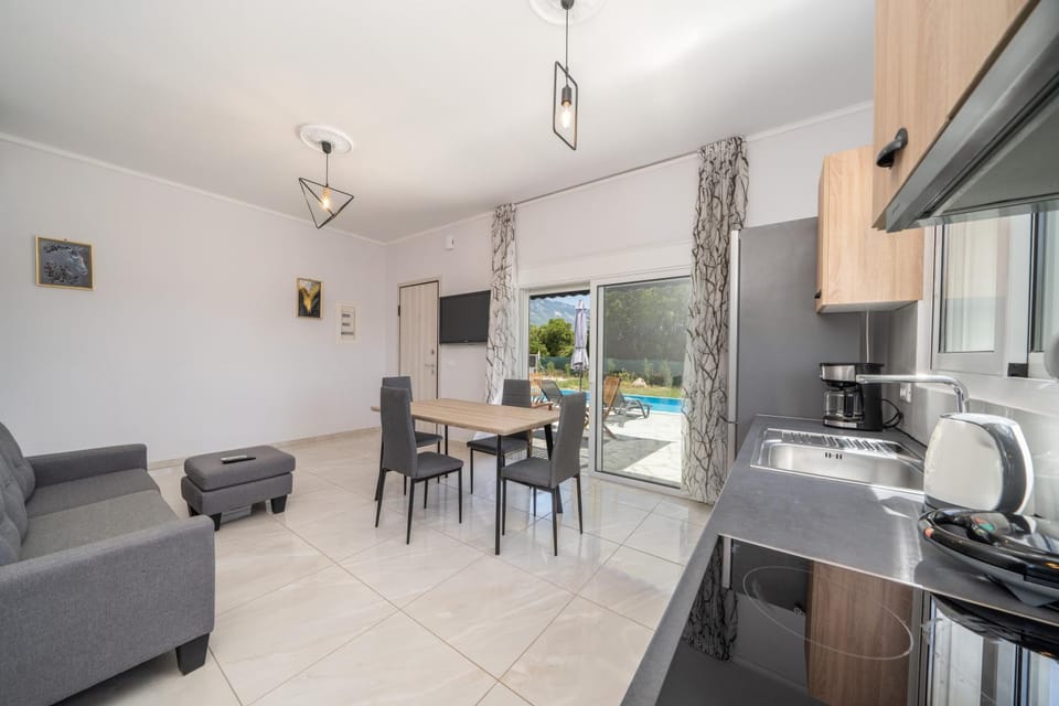 Kitchen or kitchenette, Dining area, Pool view