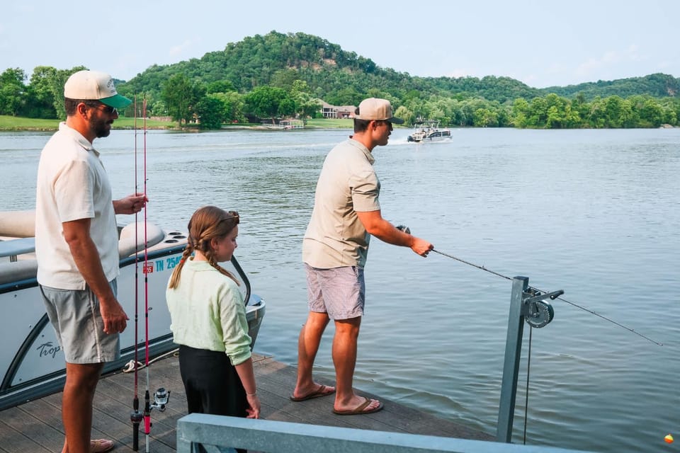 Relaxing Riverfront Family Escape w Private Dock House in Nashville