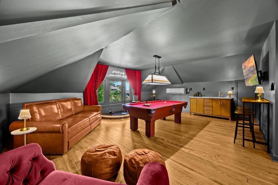 Gatsby House Mansion w Game Lounge & Hot Tub House in Louisville