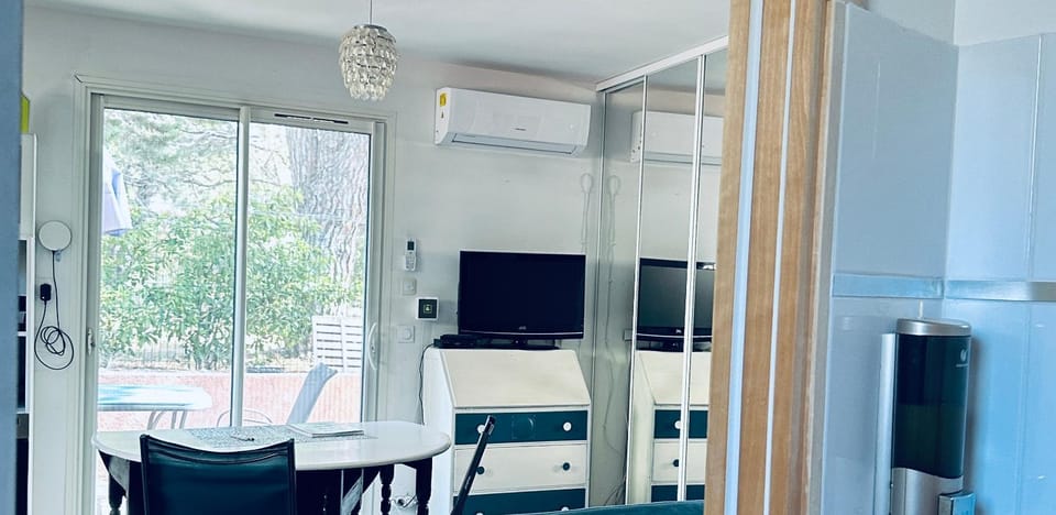 Mini Foyer dans Camping-Car - Un Adulte Apartment in Occitanie