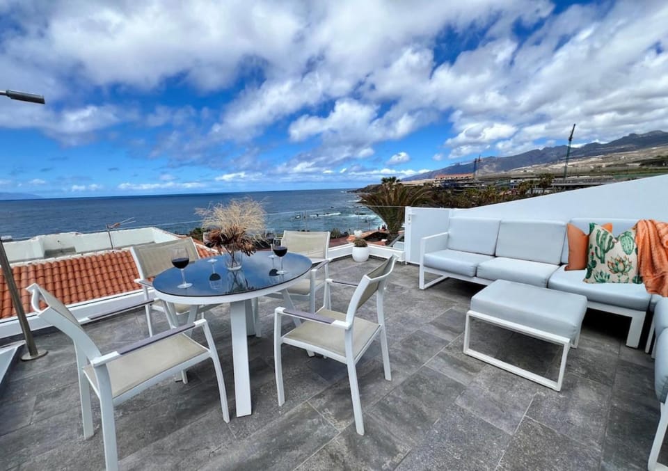 Natural landscape, View (from property/room), Balcony/Terrace, Living room, Seating area, Mountain view, Sea view