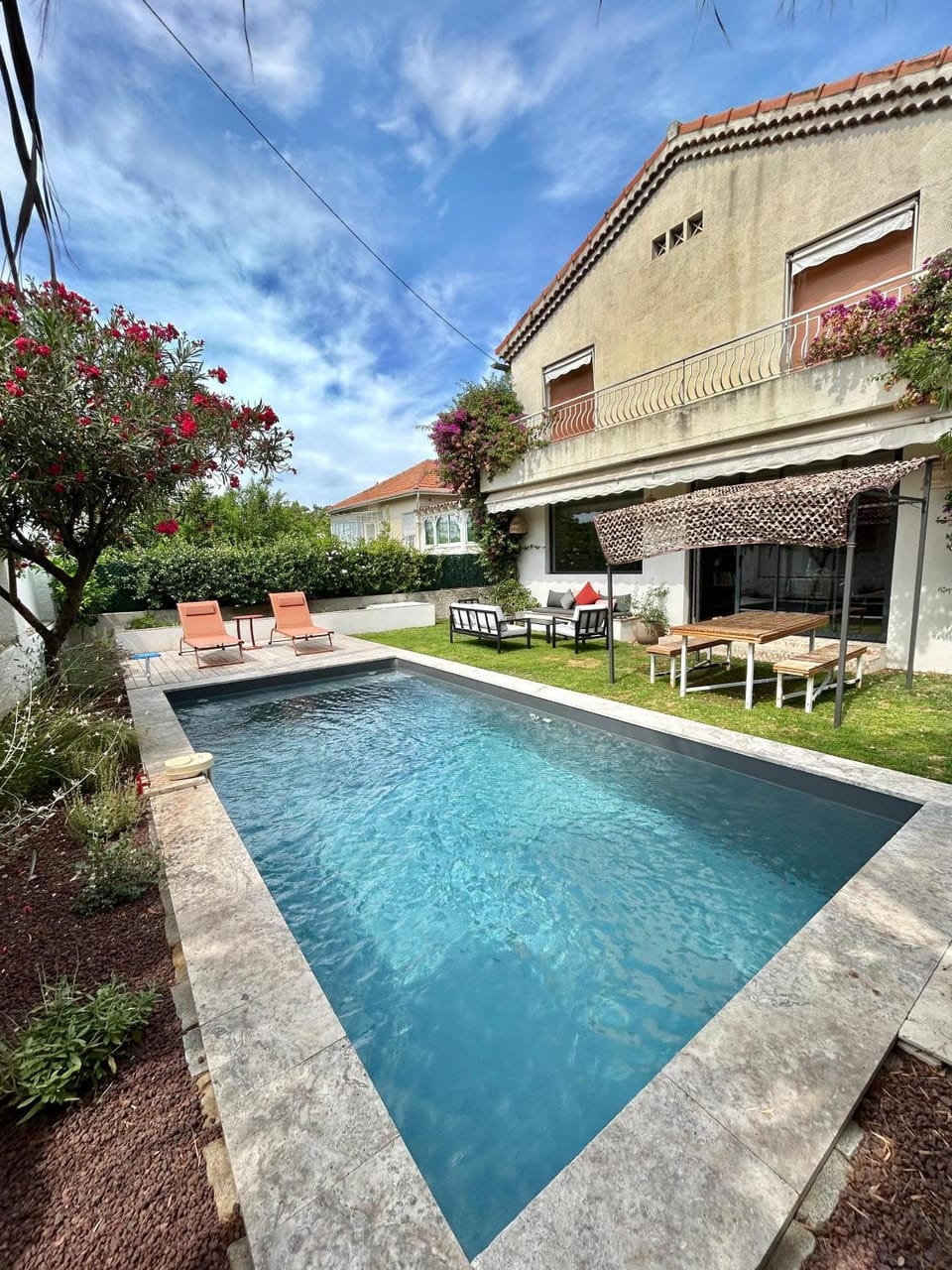 Property building, Patio, Day, Garden, Garden view, Pool view, Swimming pool, sunbed