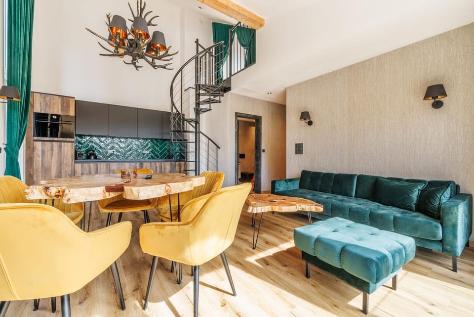 Kitchen or kitchenette, Living room, Seating area, Dining area