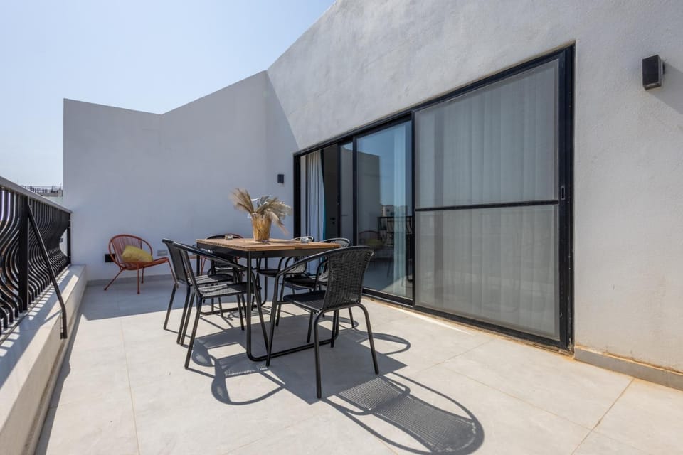 Property building, Day, Balcony/Terrace, Dining area