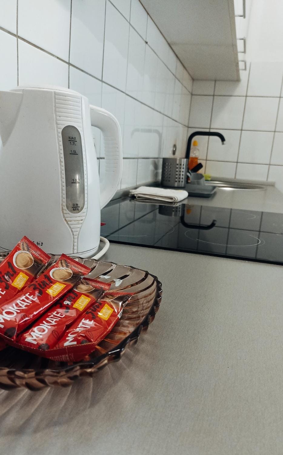 Coffee/tea facilities, Kitchen or kitchenette, stove