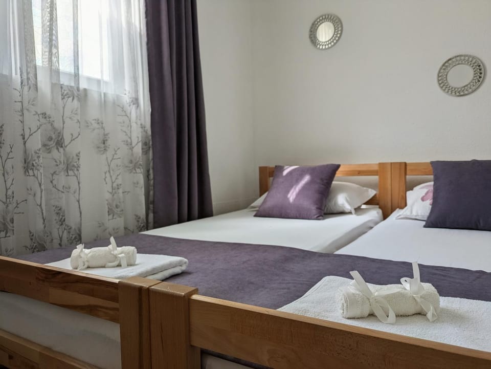 Bed, Bedroom, towels