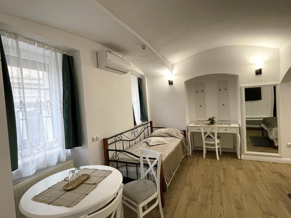 Bed, Photo of the whole room, Dining area, Bedroom, air conditioner