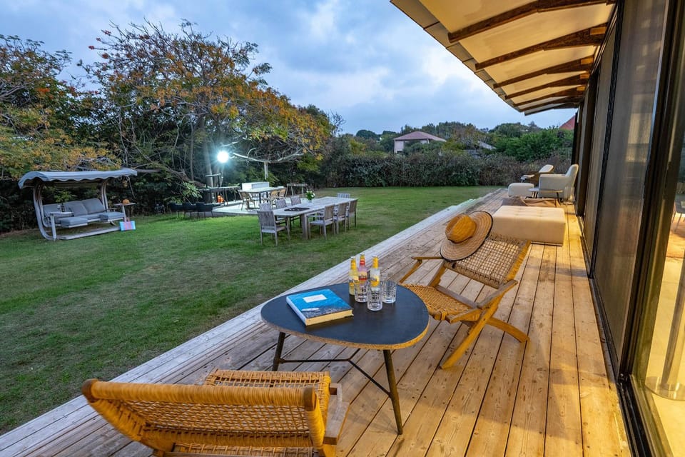 Property building, Patio, Spring, Day, Garden, View (from property/room), Balcony/Terrace, Seating area, Dining area, Garden view