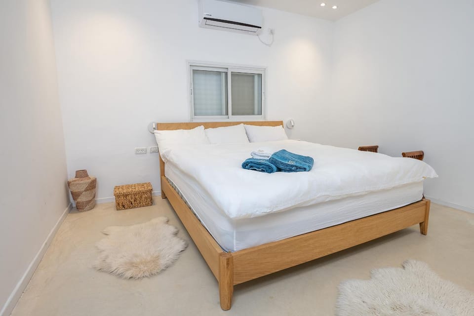 Bed, Photo of the whole room, Bedroom, towels, air conditioner