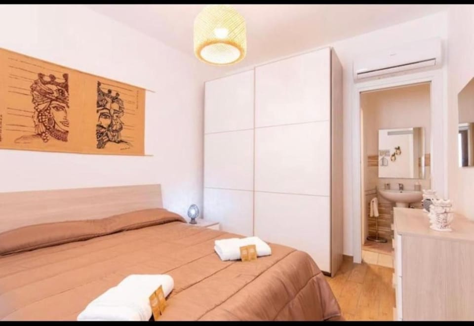 Bed, Photo of the whole room, Bedroom, towels