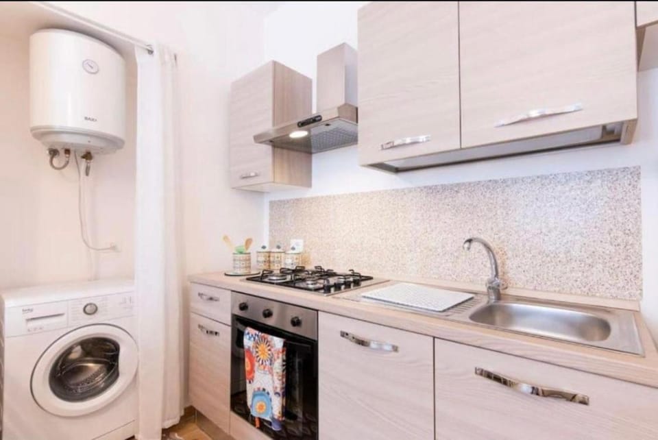 Kitchen or kitchenette, oven, washing machine