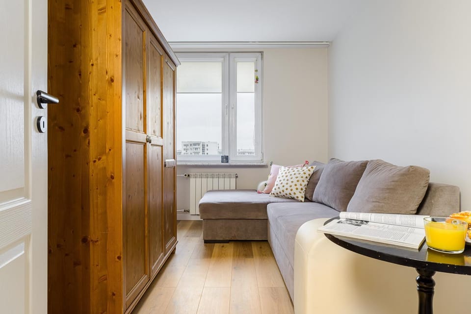Photo of the whole room, Bedroom, wardrobe