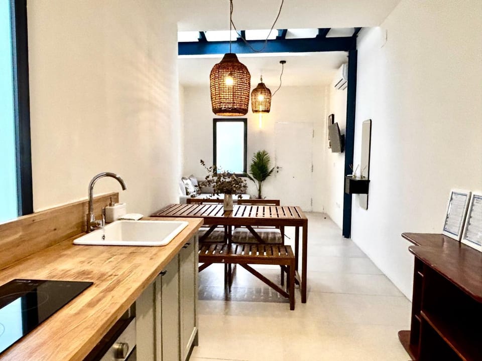 Kitchen or kitchenette, Dining area
