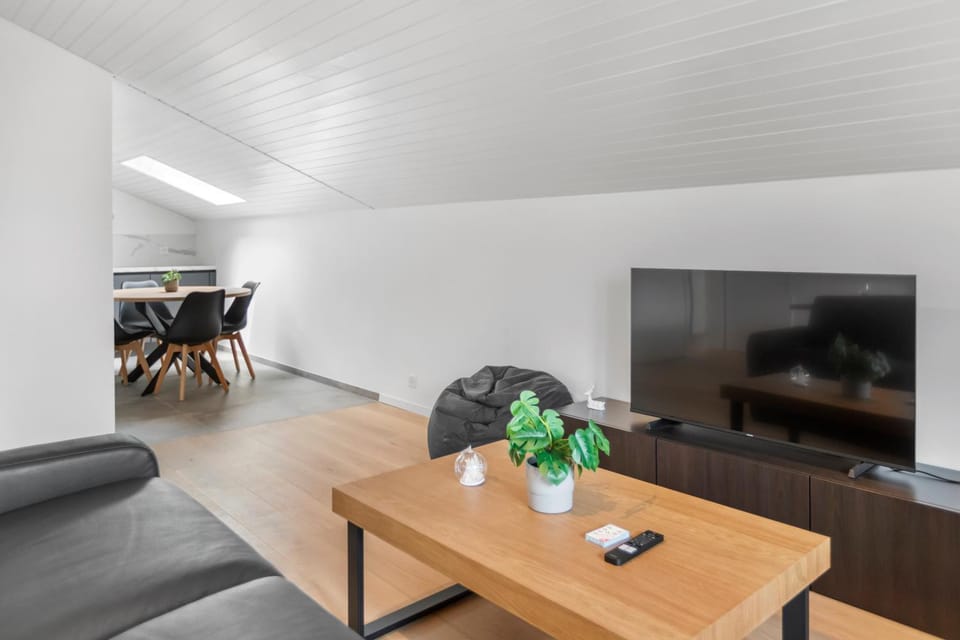 Communal lounge/ TV room, TV and multimedia, Living room