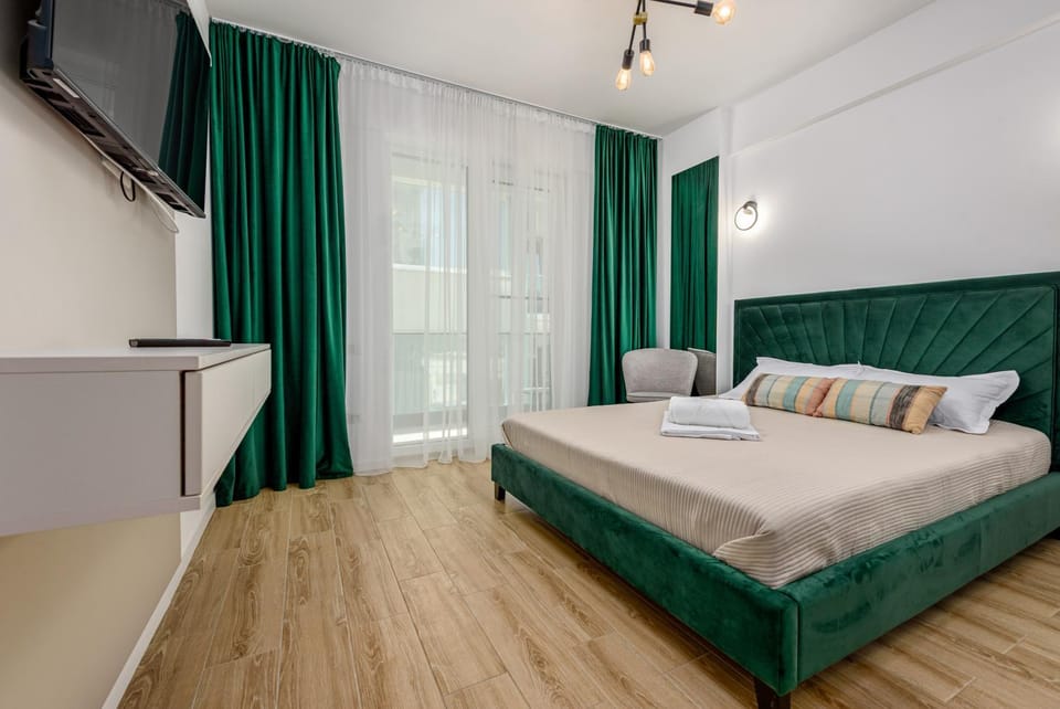 Bed, TV and multimedia, Photo of the whole room, Bedroom, towels