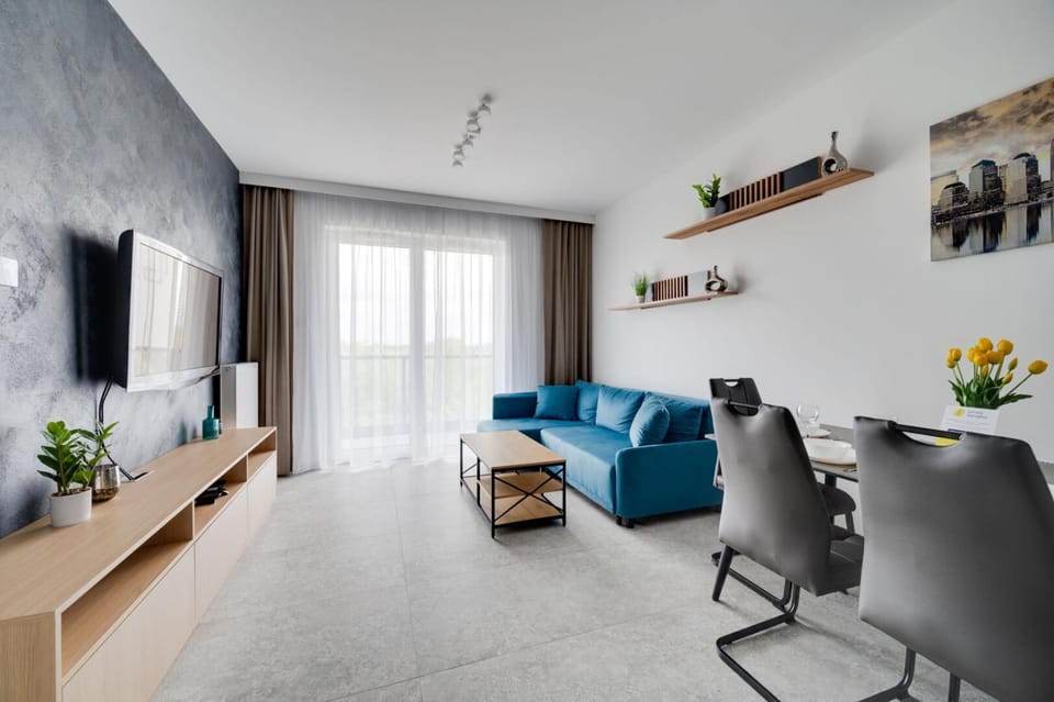 TV and multimedia, Living room, Seating area, Evening entertainment