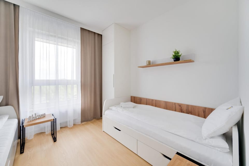 Bed, Photo of the whole room, Seating area, Bedroom