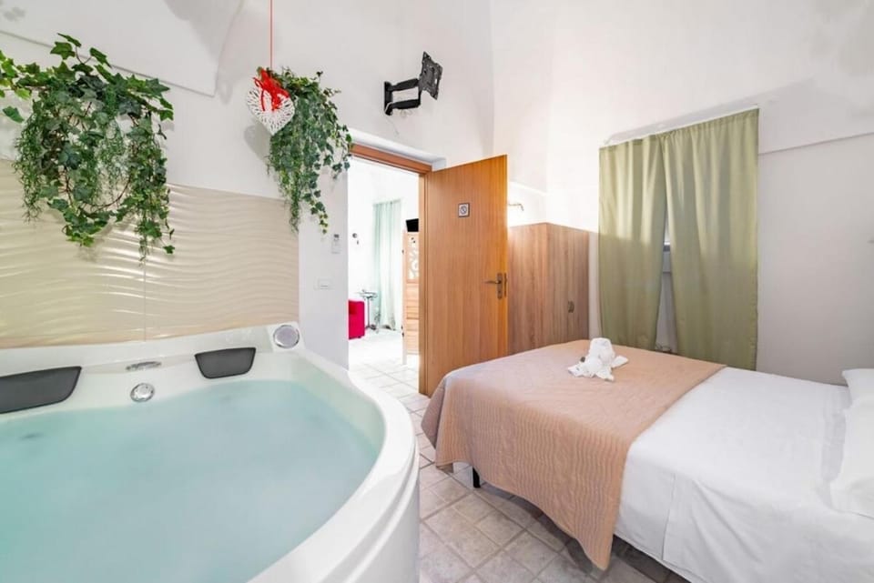 Bed, Hot Tub, Hot Tub, Photo of the whole room, Bedroom, Bath, towels