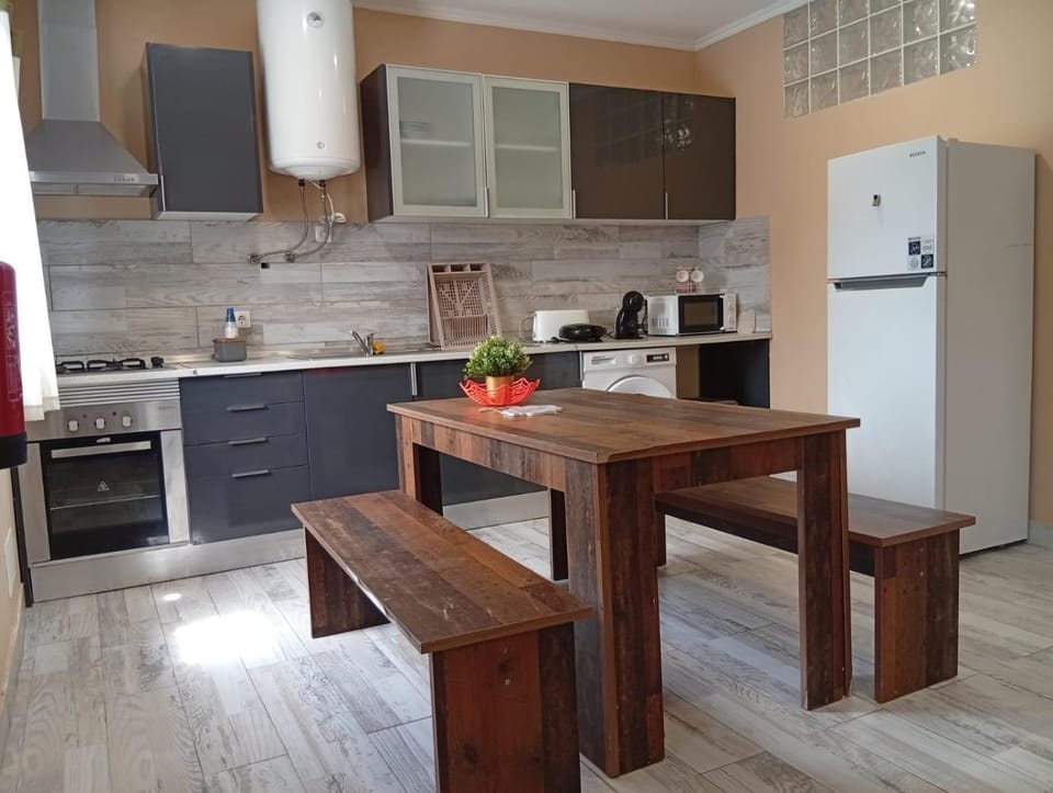 Coffee/tea facilities, Kitchen or kitchenette, Dining area, minibar, oven, stove, toaster