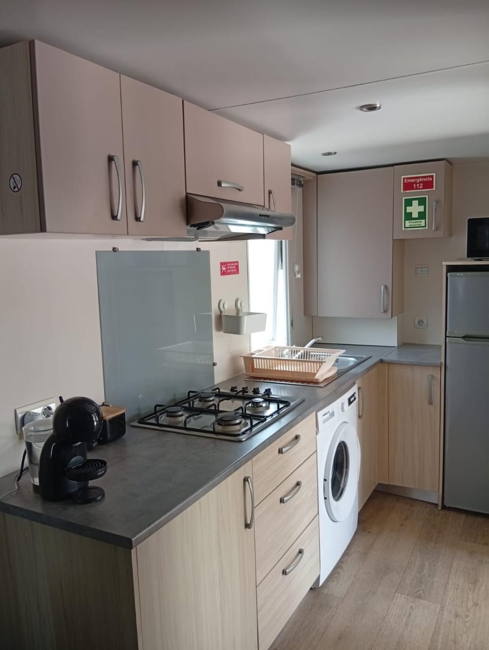 Kitchen or kitchenette, minibar, stove, toaster, washing machine