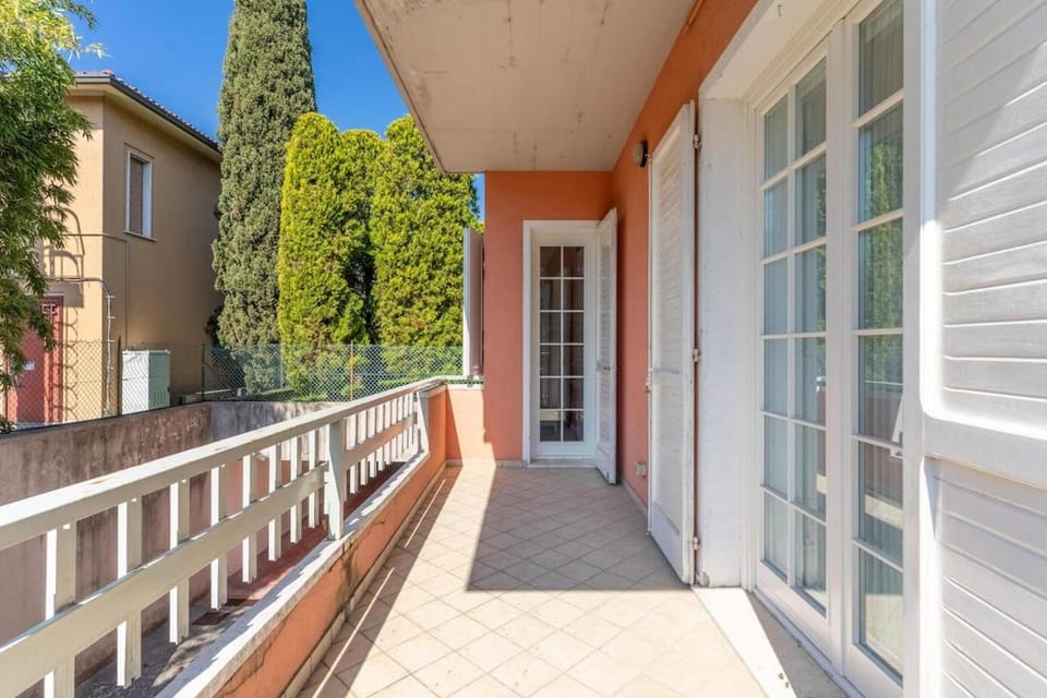 Property building, Day, Balcony/Terrace