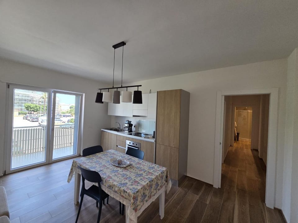 Kitchen or kitchenette, Dining area, oven, stove
