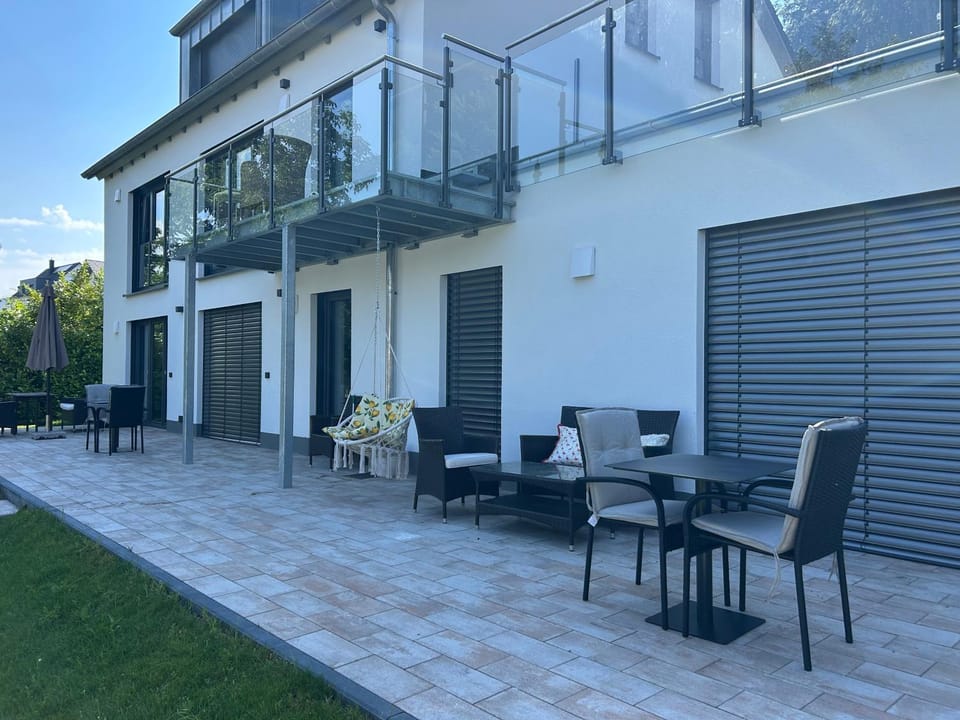 Property building, View (from property/room), Balcony/Terrace, Seating area, Dining area