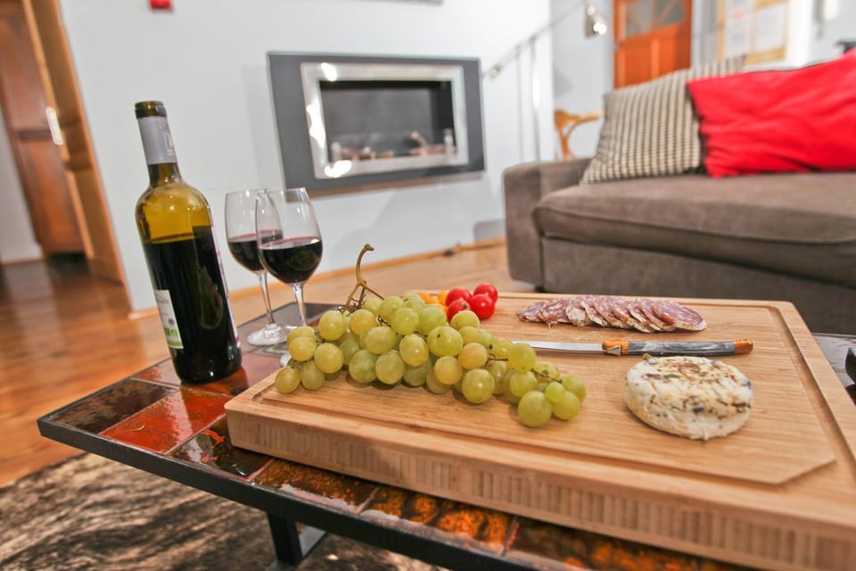 TV and multimedia, Living room, Food and drinks, Seating area