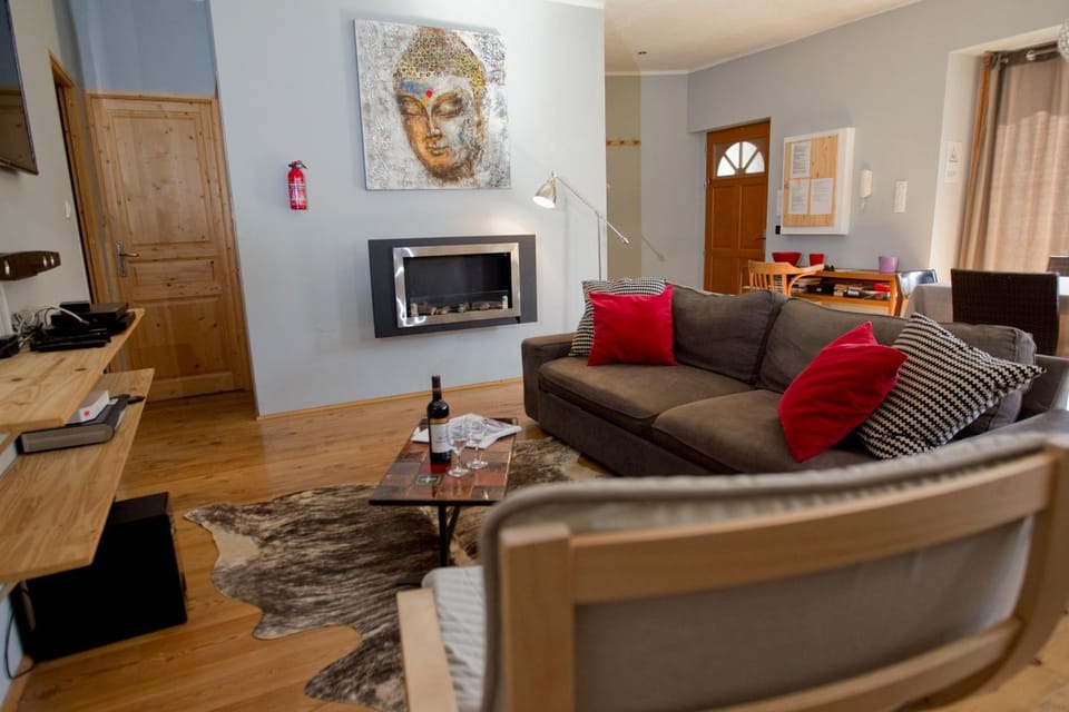 TV and multimedia, Living room, Seating area, Evening entertainment