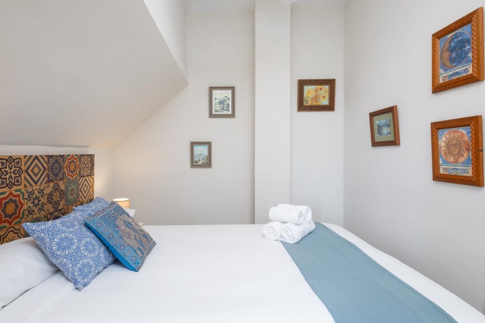 Bed, Photo of the whole room, Decorative detail, Bedroom, towels