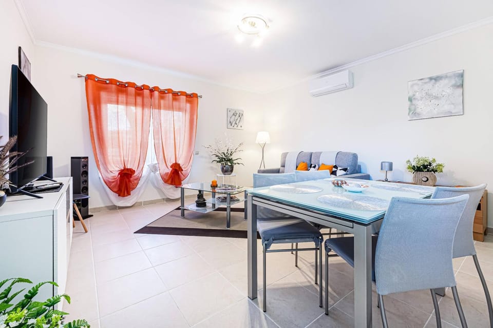 TV and multimedia, Living room, Seating area, Dining area, air conditioner