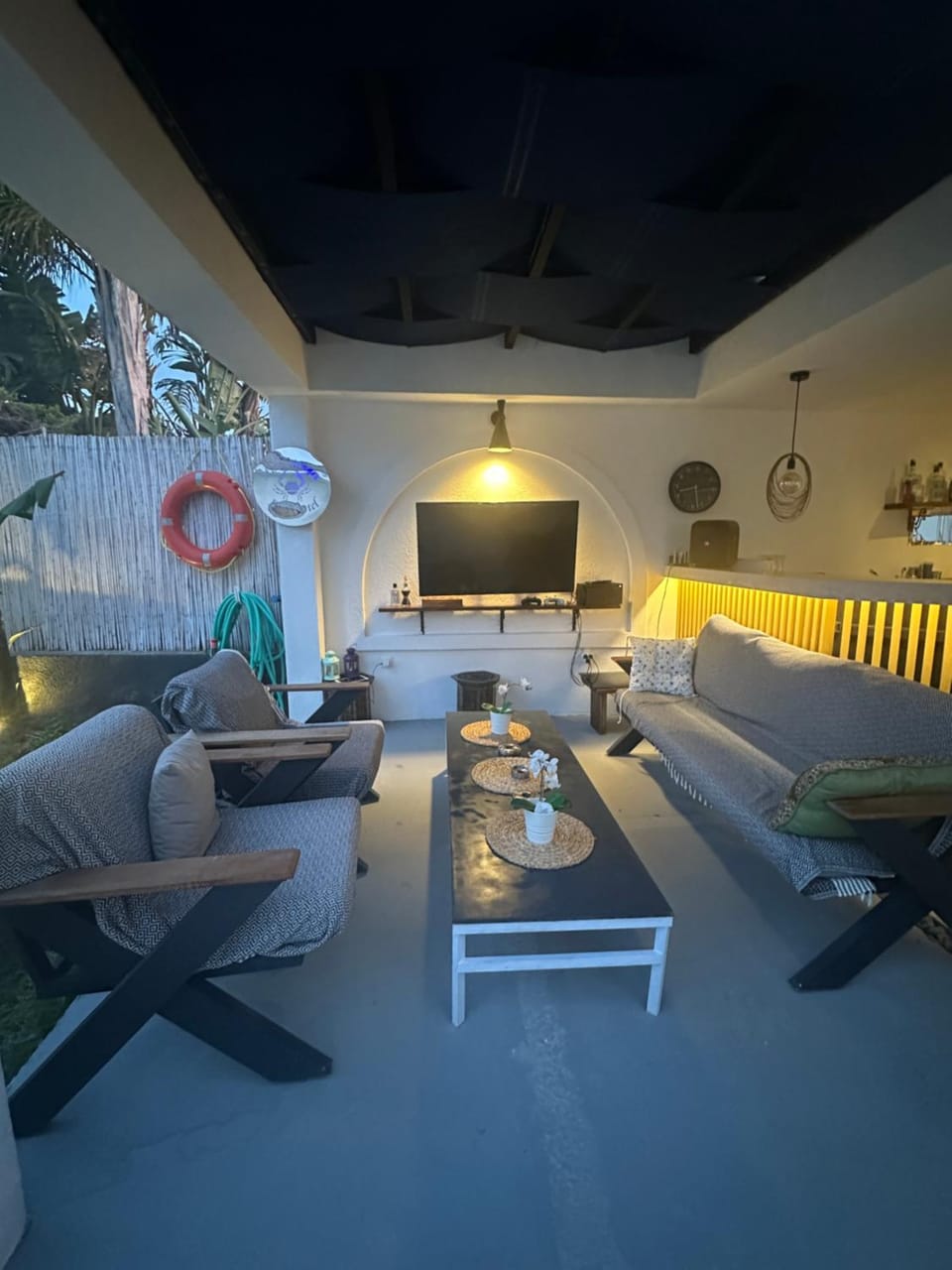 Restaurant/places to eat, Lounge or bar