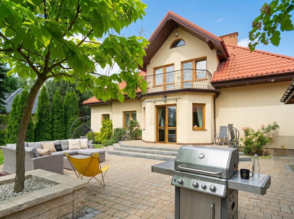 Property building, Patio, Day, View (from property/room), Balcony/Terrace, Food and drinks, Dining area, Drinks