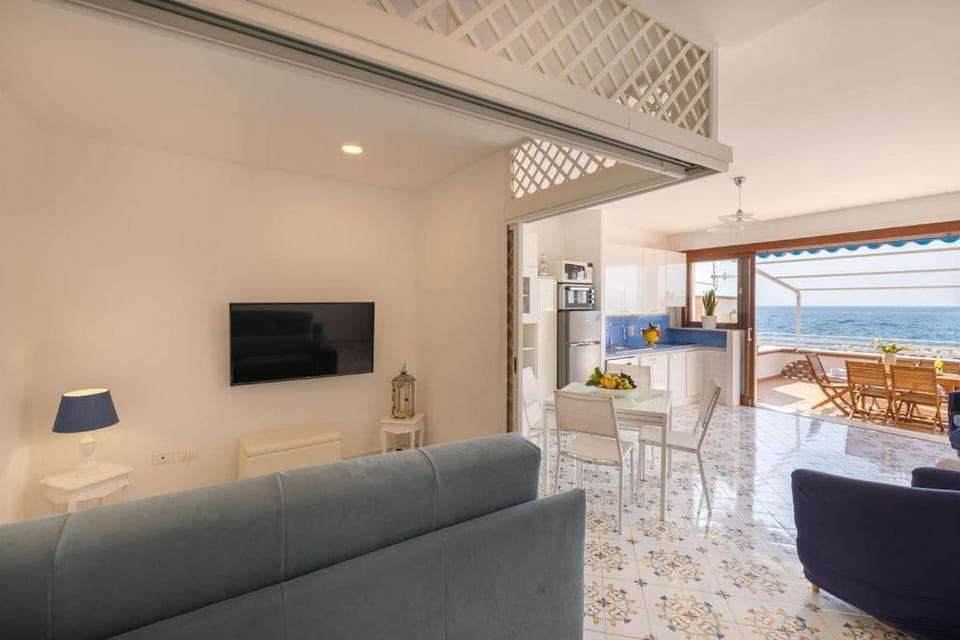Communal lounge/ TV room, TV and multimedia, Living room, Dining area, Sea view