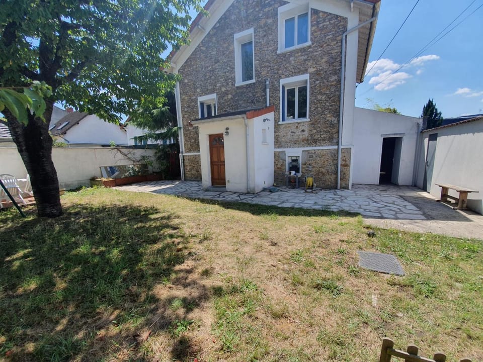 Property building, Spring, Day, Garden, Garden view