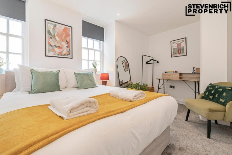 Bed, View (from property/room), View (from property/room), Decorative detail, Bedroom
