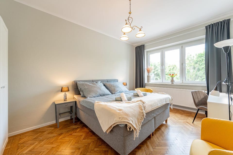 Photo of the whole room, Bedroom