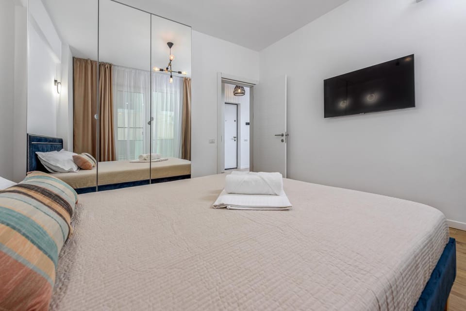 Bed, TV and multimedia, Photo of the whole room, Bedroom, towels, wardrobe