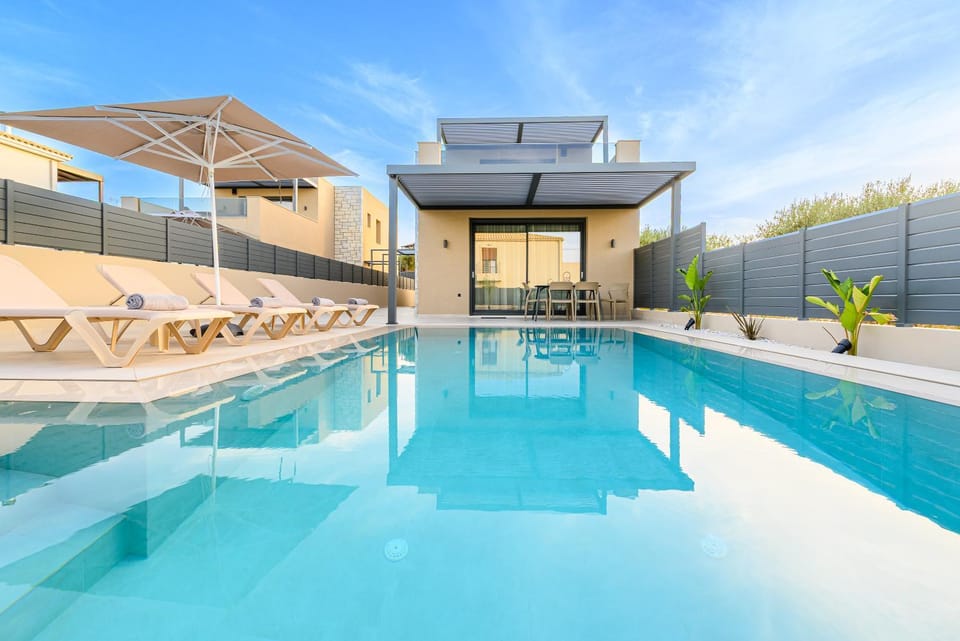 Property building, Patio, Day, Pool view, Swimming pool, sunbed