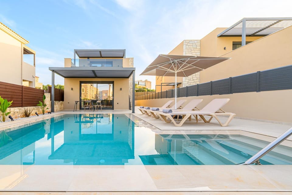 Property building, Patio, Day, Pool view, Swimming pool, sunbed