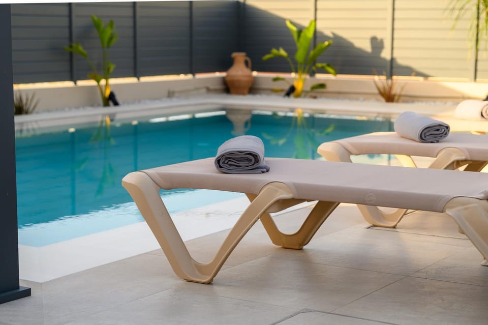 Day, Pool view, Swimming pool, sunbed