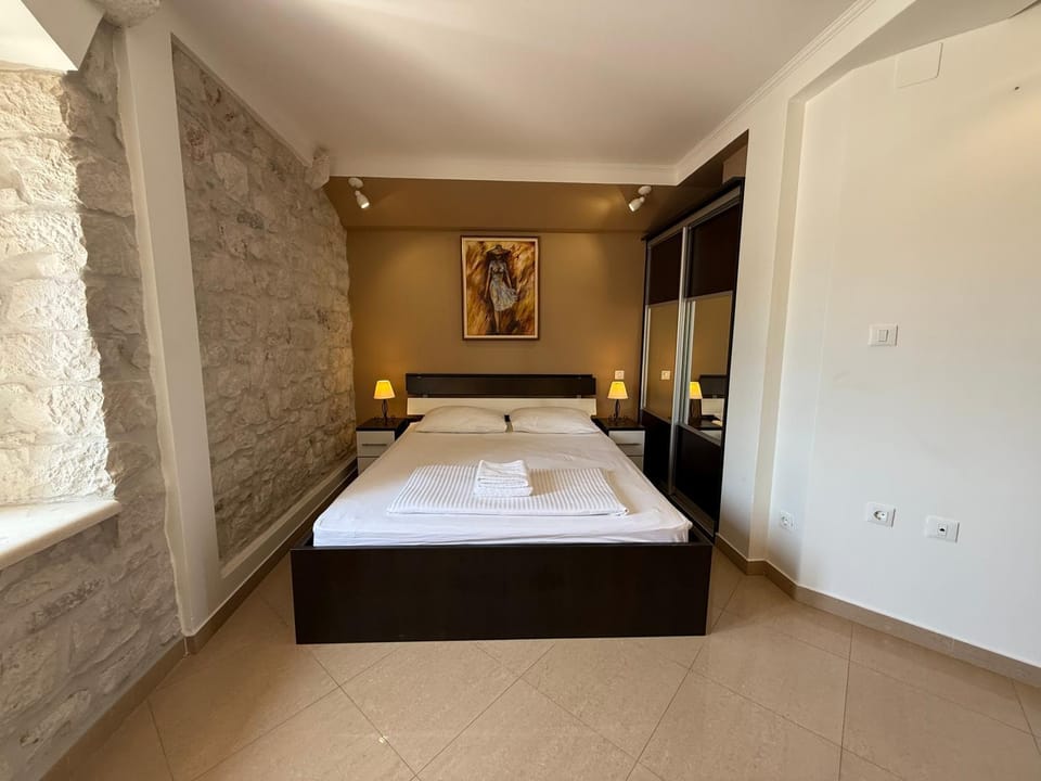 Bed, Bedroom, towels