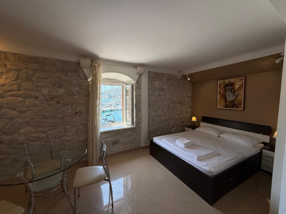 Bed, Seating area, Bedroom