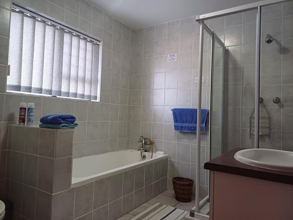 Spacious & sunny,2 bedroom self-catering apartment Apartment in Western Cape