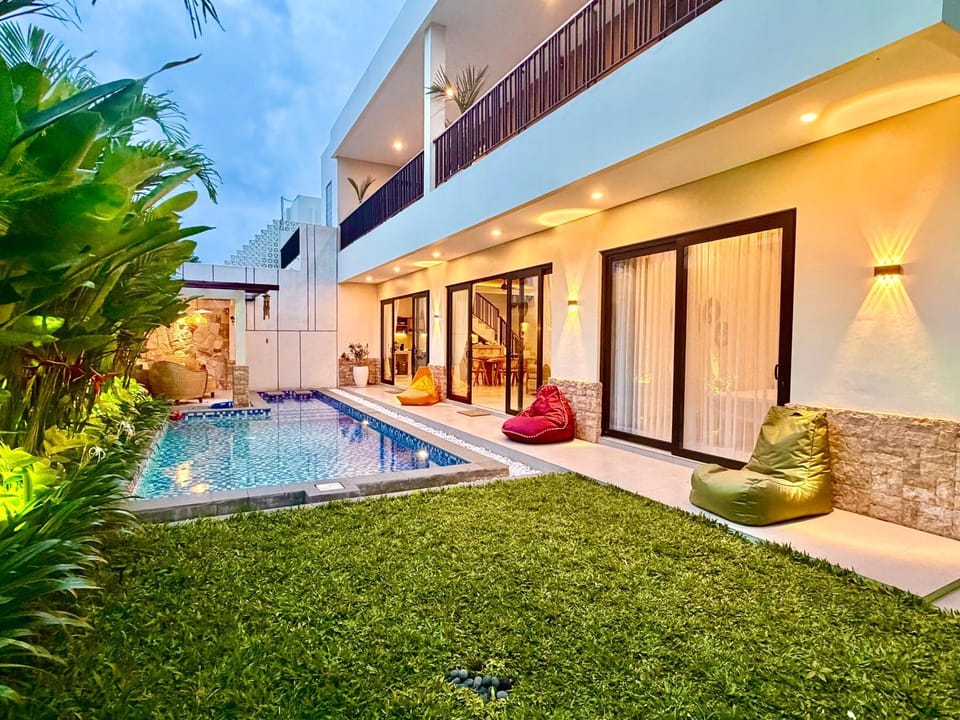 Property building, Patio, Spring, Day, Garden, Garden view, Pool view, Swimming pool, sunbed