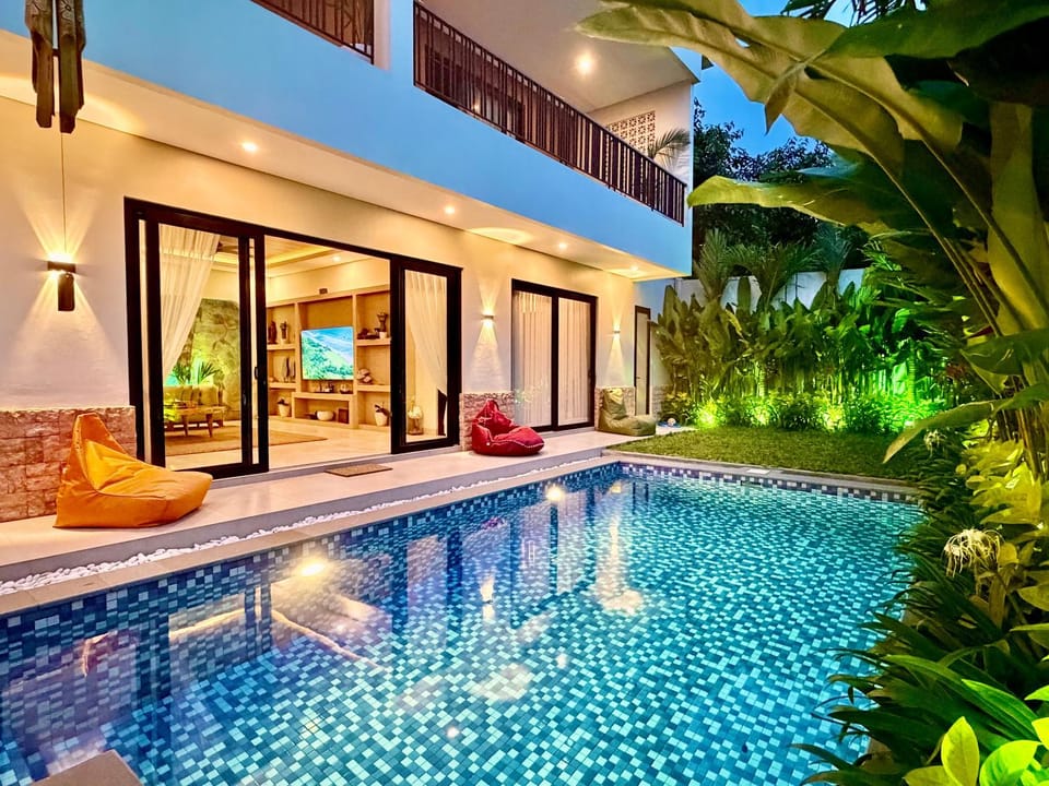 Property building, Patio, Day, Garden, Garden view, Pool view, Swimming pool, sunbed