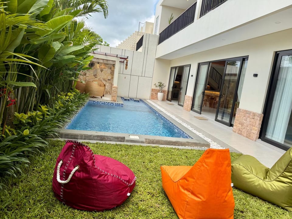Property building, Patio, Day, Garden, Living room, Seating area, Garden view, Pool view, Swimming pool, sunbed