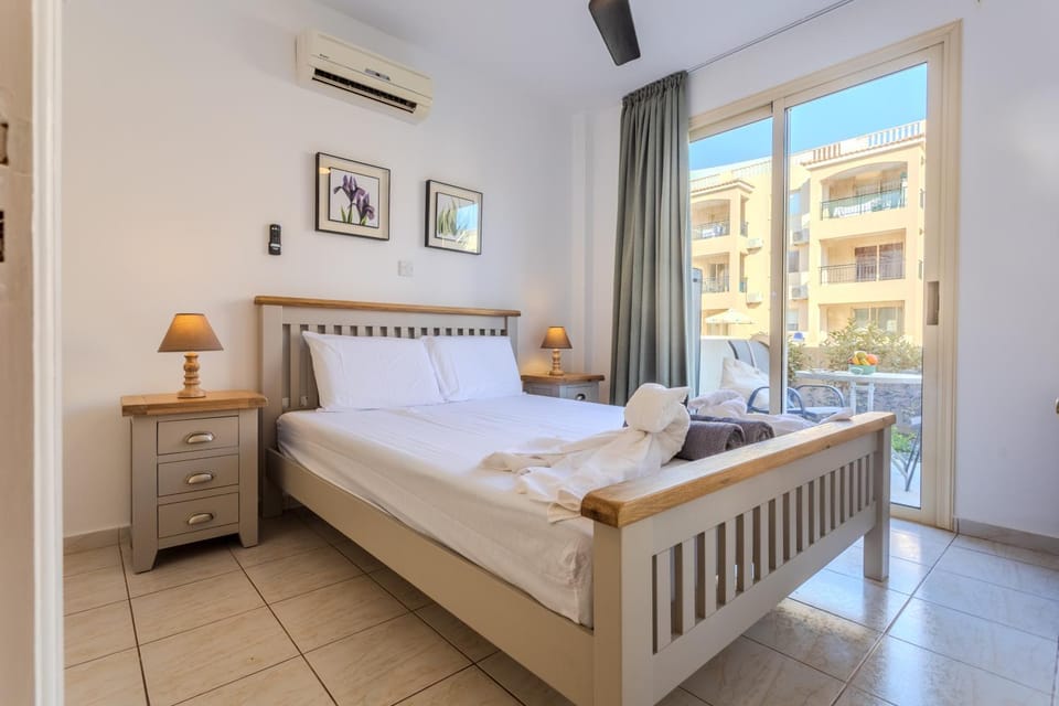 Bed, Bedroom, towels, air conditioner