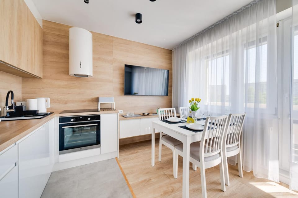 Coffee/tea facilities, Kitchen or kitchenette, Dining area, oven, stove